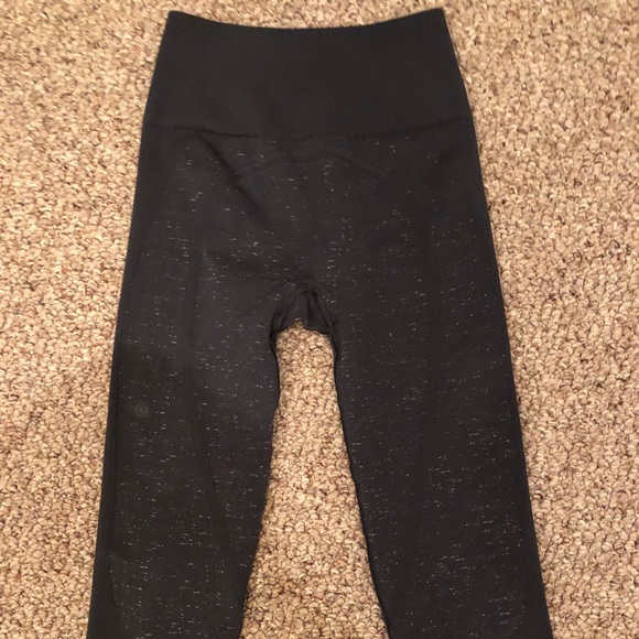 Lululemon crop- size 4 - Picture 6 of 7